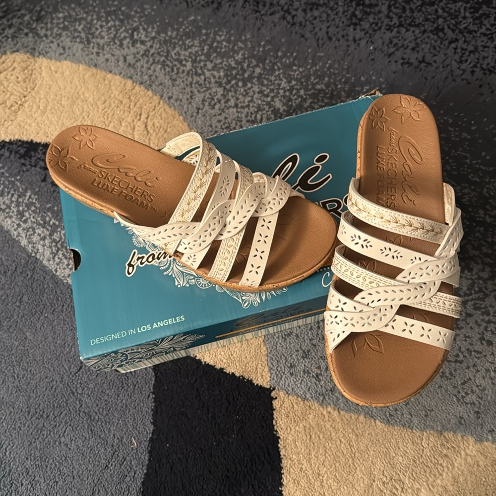 Total comfort Skechers Women's White wedge Sandals - Picture 8 of 9